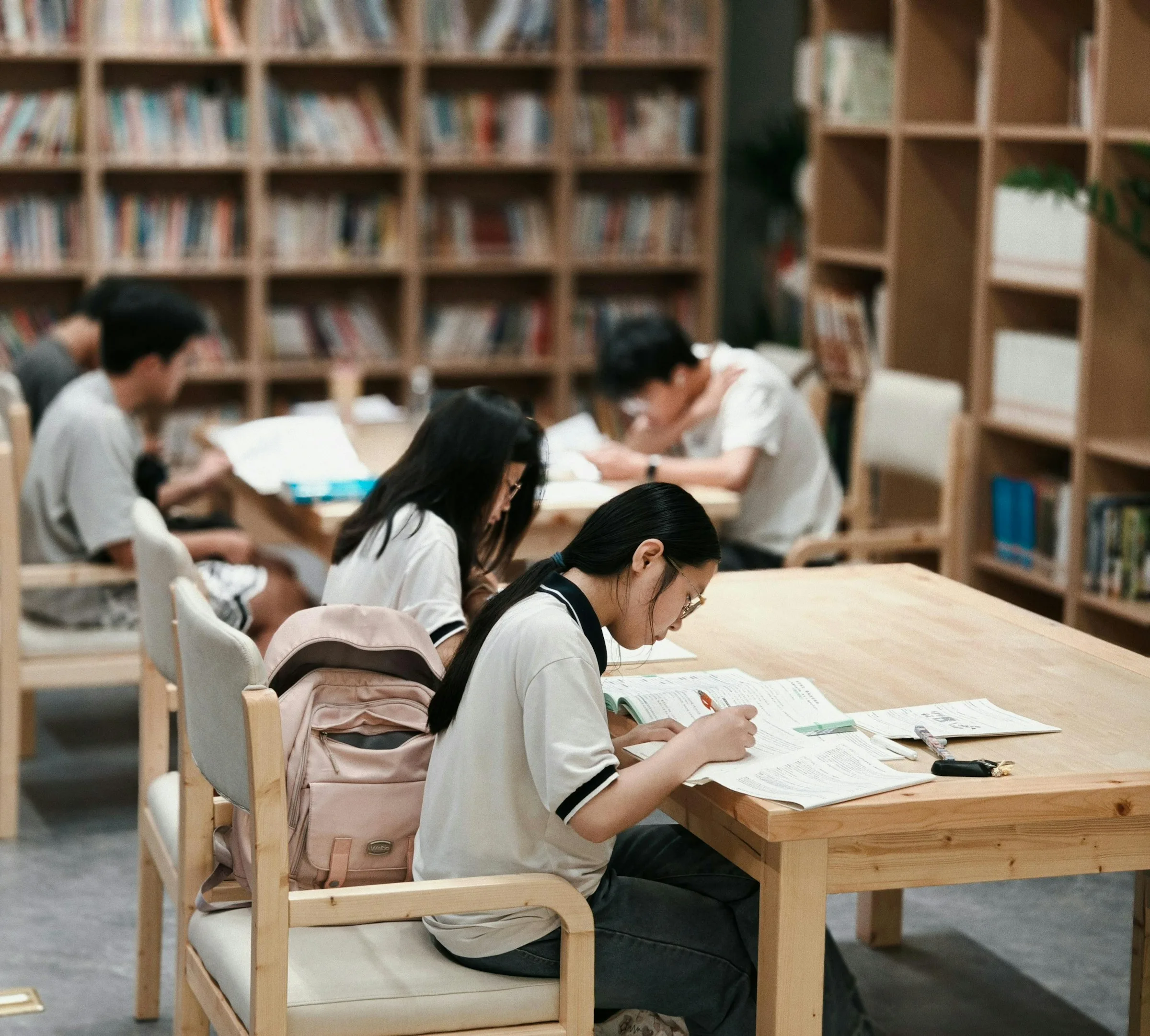 Kütüphanede akademik çalışma yürüten öğrenciler